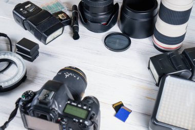 hafif bir arka plan üzerinde fotoğrafik donanımlar.