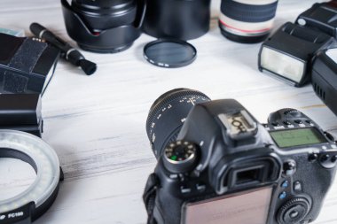 hafif bir arka plan üzerinde fotoğrafik donanımlar.