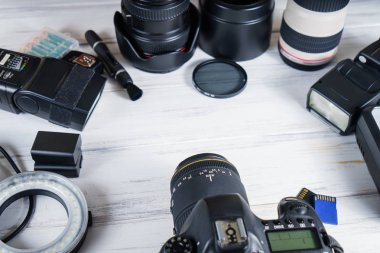 hafif bir arka plan üzerinde fotoğrafik donanımlar.