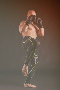 Kas ve formda genç vücut geliştirmeci fitness erkek model Ove poz