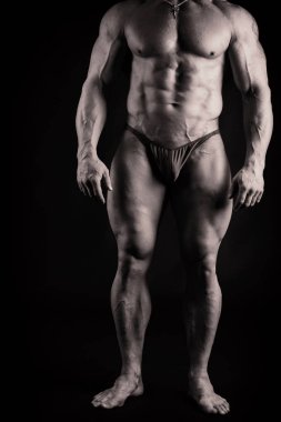 Kas ve formda genç vücut geliştirmeci fitness erkek model Ove poz