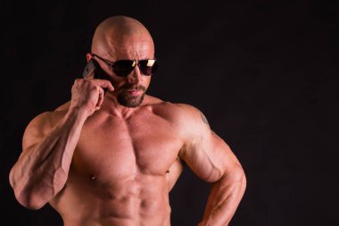 Kas ve formda genç vücut geliştirmeci fitness erkek model Ove poz