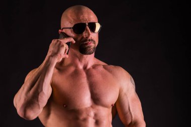 Kas ve formda genç vücut geliştirmeci fitness erkek model Ove poz