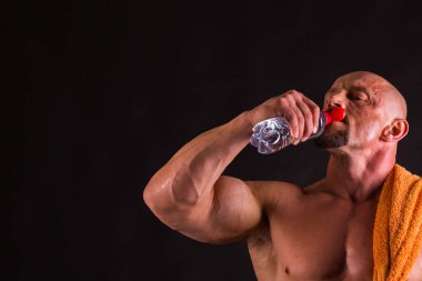 Kas ve formda genç vücut geliştirmeci fitness erkek model Ove poz