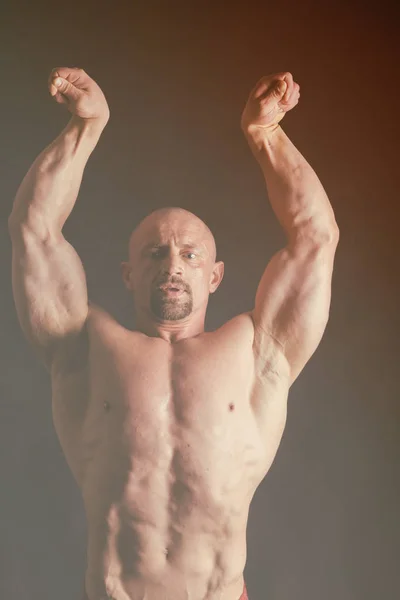 Musculoso y en forma joven culturista fitness modelo masculino posando ove —  Fotos de Stock