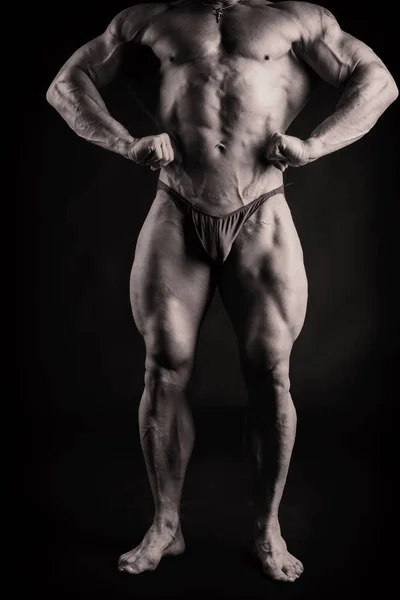 Muscolare e in forma giovane bodybuilder fitness modello maschile in posa ove — Foto Stock