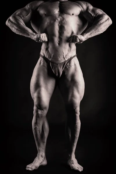 Muscolare e in forma giovane bodybuilder fitness modello maschile in posa ove — Foto Stock