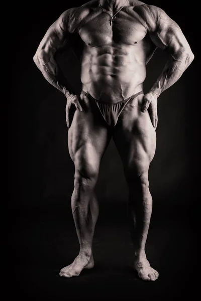 М'язистий і підходить молодий культурист фітнес чоловічої моделі позує — стокове фото