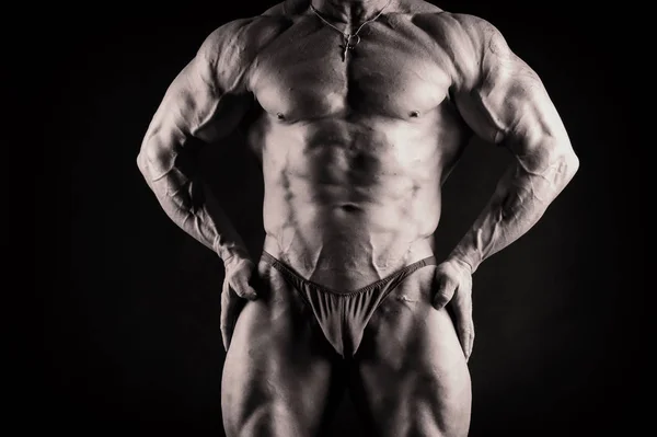 Muskulös och passar unga bodybuilder fitness manlig modell poserar ove — Stockfoto