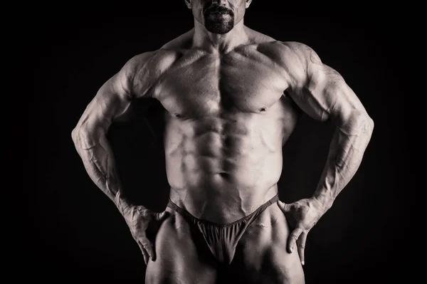 Αρσενικό μοντέλο fitness μυώδης και fit νεαρός bodybuilder θέτοντας ΟΒΕ — Φωτογραφία Αρχείου