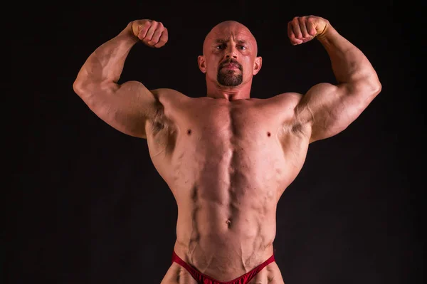 Muskulös och passar unga bodybuilder fitness manlig modell poserar ove — Stockfoto