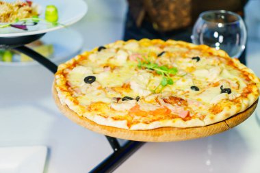 Masada bir restoranda pizza