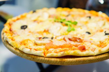 Masada bir restoranda pizza