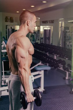 Spor salonunda dumbbells ile işgal.