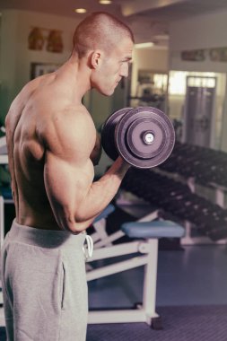 Spor salonunda dumbbells ile işgal.