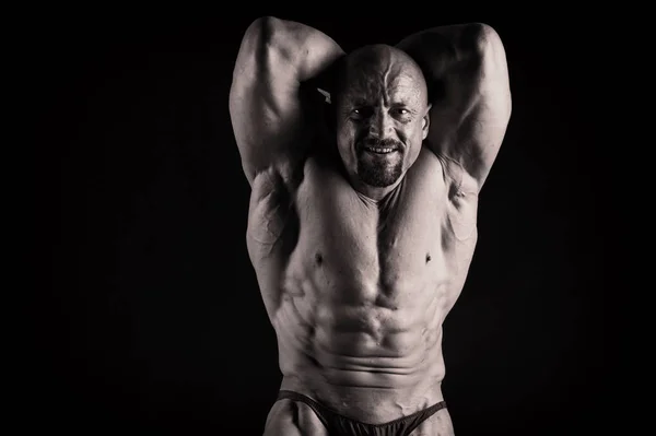 Muskulöse und fitte junge Bodybuilder Fitness männliche Modell posiert ove — Stockfoto