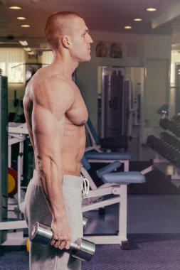 Spor salonunda dumbbells ile işgal.