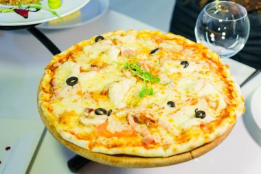 Masada bir restoranda pizza