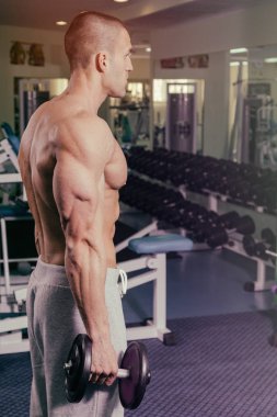 Spor salonunda dumbbells ile işgal.