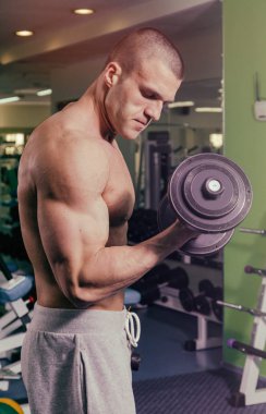 Spor salonunda dumbbells ile işgal.