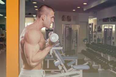 Spor salonunda dumbbells ile işgal.