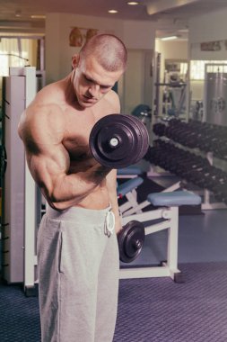 Spor salonunda dumbbells ile işgal.