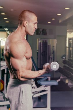 Spor salonunda dumbbells ile işgal.