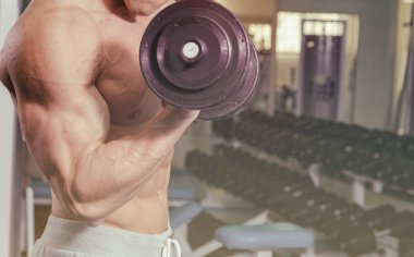Spor salonunda dumbbells ile işgal.