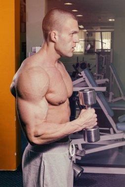 Spor salonunda dumbbells ile işgal.