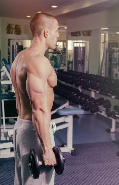 Spor salonunda dumbbells ile işgal.