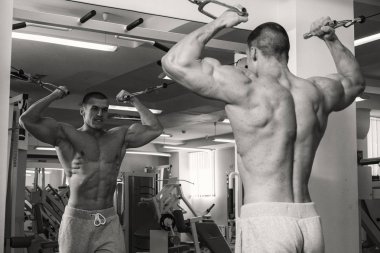 Spor salonunda dumbbells ile işgal.