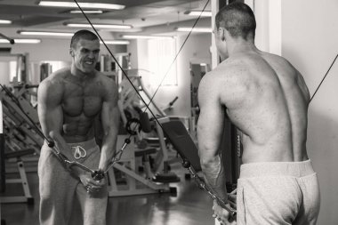 Spor salonunda dumbbells ile işgal.