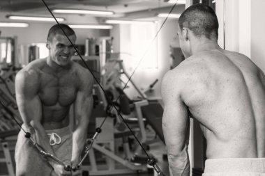 Spor salonunda dumbbells ile işgal.