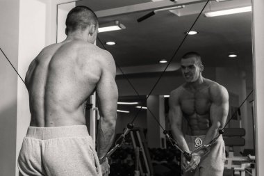 Spor salonunda dumbbells ile işgal.