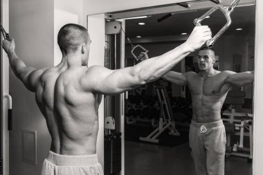 Spor salonunda dumbbells ile işgal.