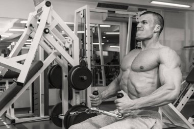 Spor salonunda dumbbells ile işgal.