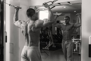 Spor salonunda dumbbells ile işgal.