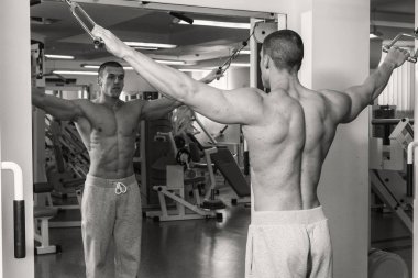 Spor salonunda dumbbells ile işgal.