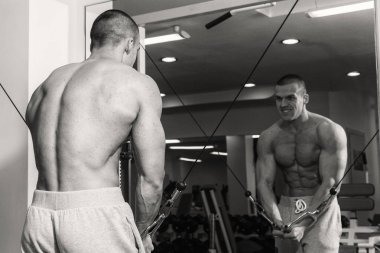 Spor salonunda dumbbells ile işgal.