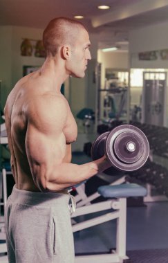 Spor salonunda dumbbells ile işgal.