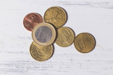 Beyaz ahşap zemin üzerinde eurocents