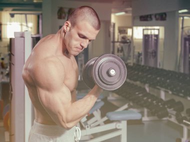 Spor salonunda dumbbells ile işgal.