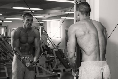 Spor salonunda dumbbells ile işgal.