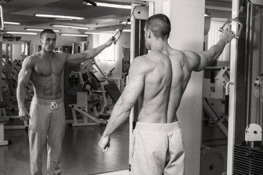 Spor salonunda dumbbells ile işgal.