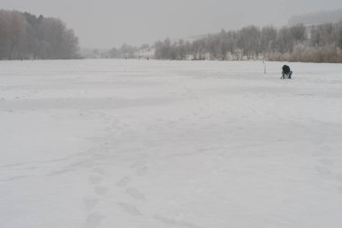 Kış manzarası göl kenarında sis ile