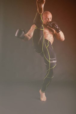 erkek güç fitness karanlık bir arka plan üzerinde.