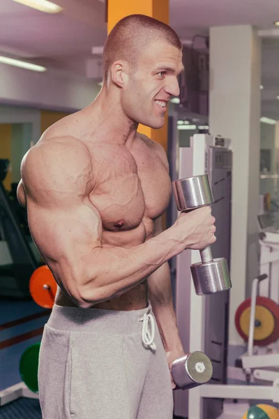 Beschäftigung mit Hanteln im Fitnessstudio. — Stockfoto