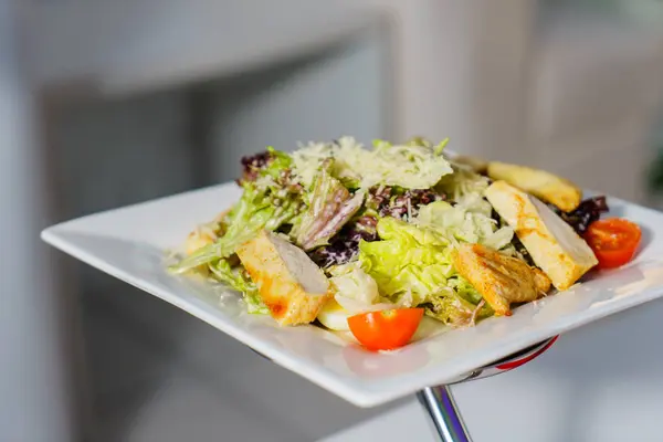 Cäsar-Salat, leckeres Essen. — Stockfoto