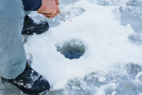 Winterfischen. Aktiver Lebensstil. — Stockfoto