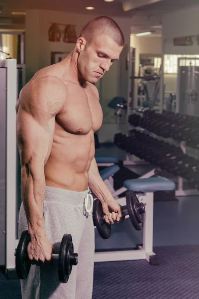 Spor salonunda dumbbells ile işgal.